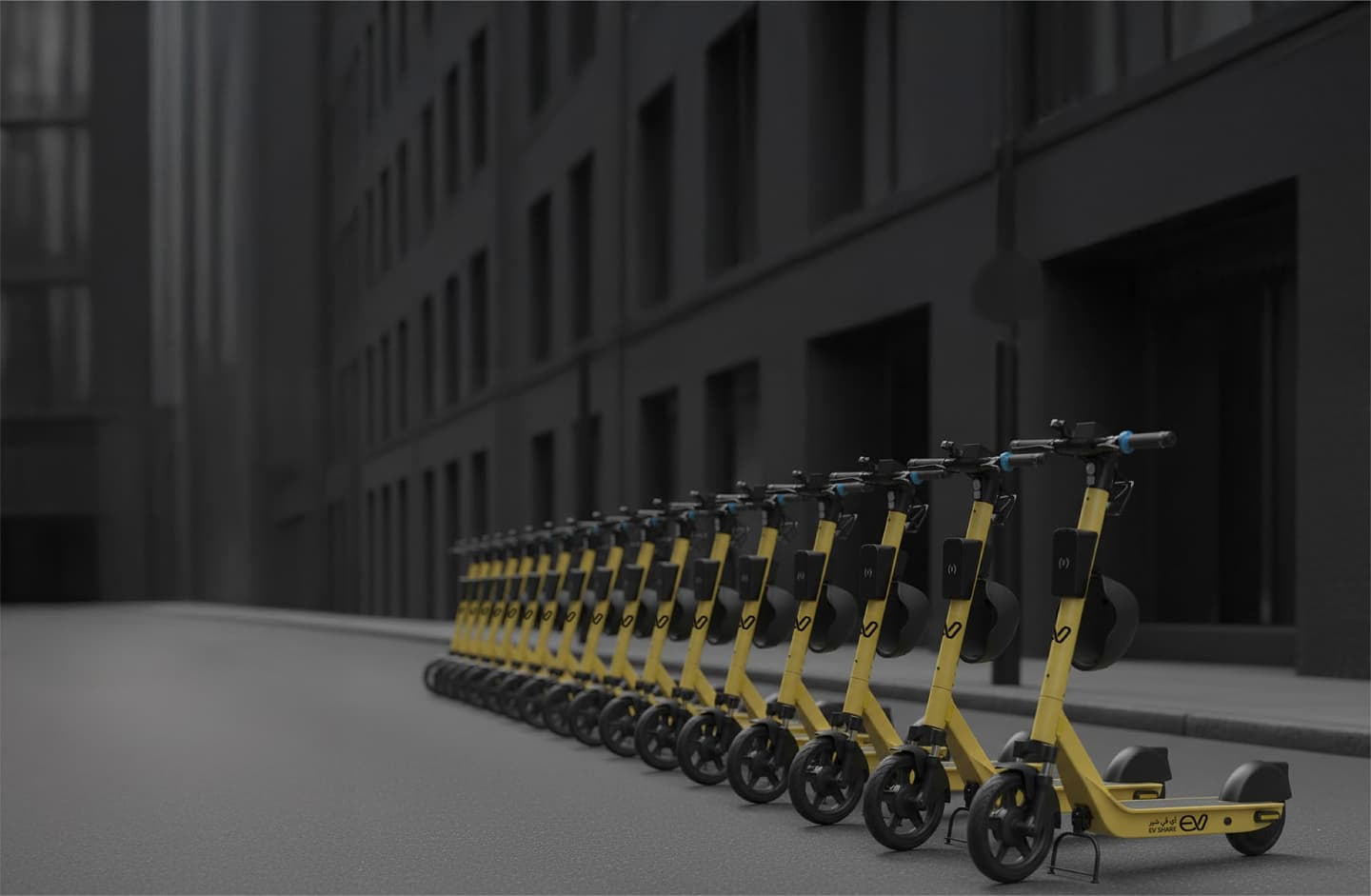 مجموعة سكوترات كهربائية مصطفة في المدينة